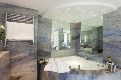 维林根赛尔兰德斯特恩酒店 的一间带浴缸和大镜子的浴室