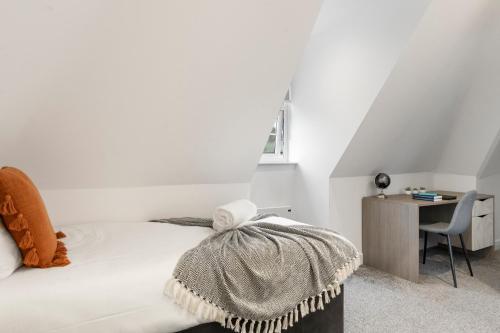 伦敦Luxurious 2 BR - Apartment - Central Location的白色卧室配有床和书桌