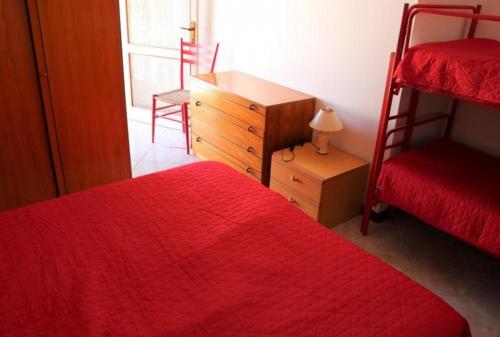 比比翁Cozy charm near the beach - Beahost的一间卧室配有两张床、一个梳妆台和一张书桌。