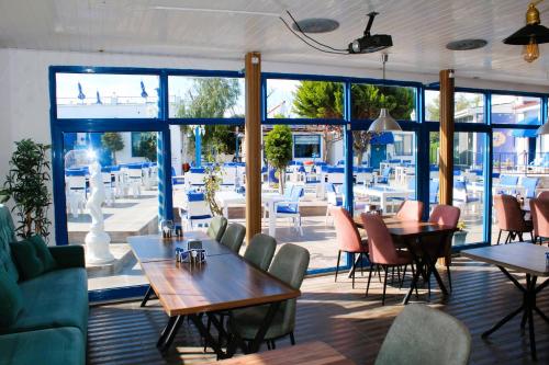迪迪姆Mavi Restaurant & Bistro的一间带桌椅的餐厅和庭院