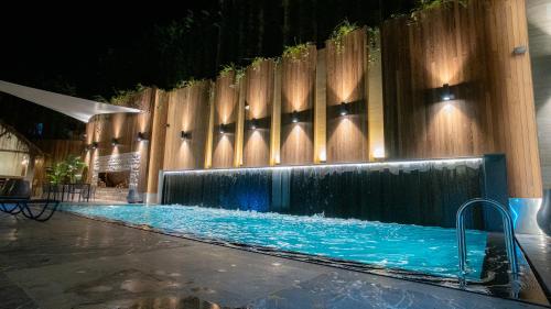 伊斯坦布尔Dosso Dossi Hotels & SPA Golden Horn的一座水景游泳池
