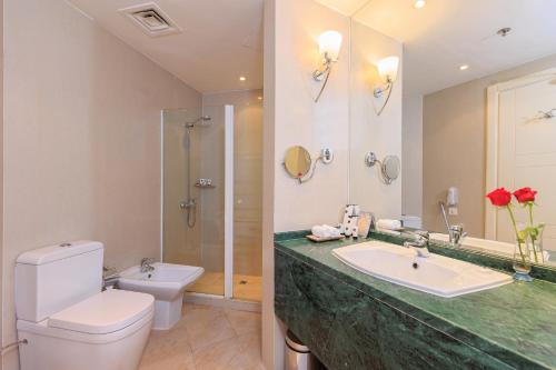 多哈多哈广场酒店的一间带水槽、卫生间和镜子的浴室
