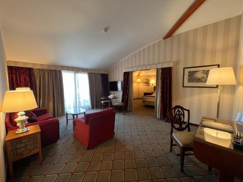卢加诺德拉帕斯酒店的一间客厅,配有红色家具,位于酒店房间