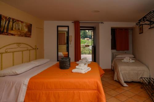 卡斯特布奥诺Mirose's holiday home 39的一间卧室配有两张带毛巾的床