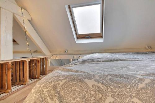 RixensartChambre d hôtes - studio de 30m2的一间卧室设有一张大床和一个窗户。