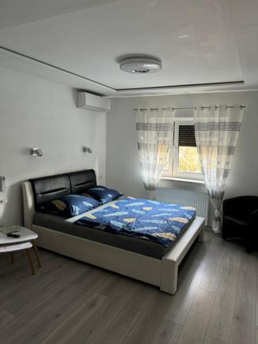 波兹南Willa Euforia的一间卧室设有一张床和一个窗口