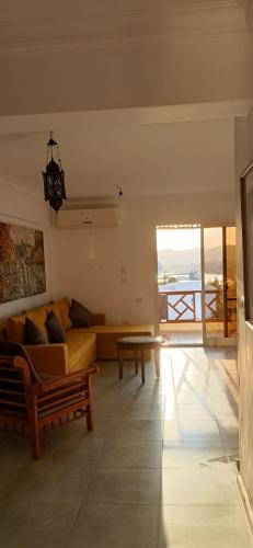 沙姆沙伊赫sea street hadaba的客厅配有沙发和桌子