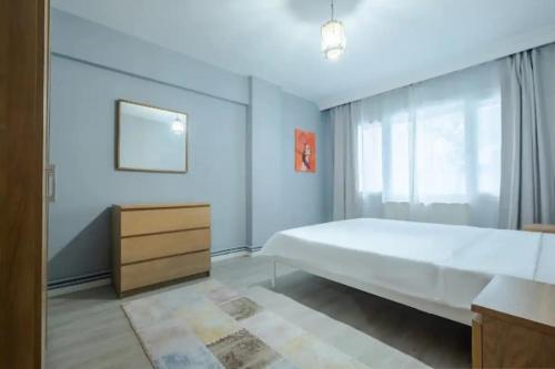 伊斯坦布尔A private room in the heart of Istanbul Sisli的卧室配有白色大床和梳妆台