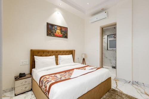 大诺伊达Lime Tree B&B Pari Chowk的卧室配有一张带白色墙壁的大床
