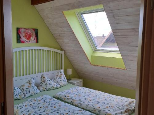 黑尔博尔茨海姆布洛金洛森霍夫公寓的一间卧室设有一张床和一个窗口