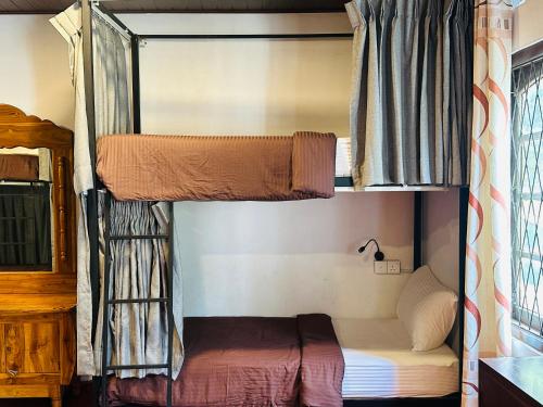 埃拉Rock View Hostel Ella的配有2张双层床的宿舍间