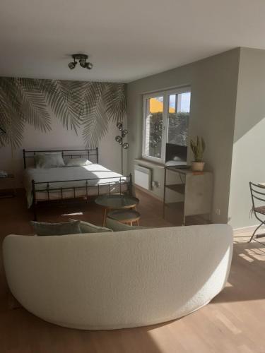 布兰肯贝赫Home Away的客厅配有白色的沙发和床。