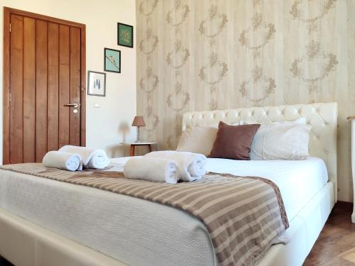 蓬塔德尔加达古老广场亚速尔旅馆的卧室配有带毛巾的大型白色床