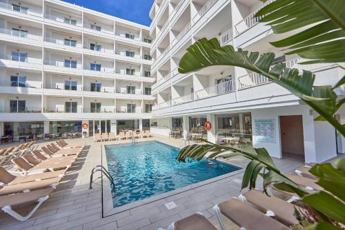 坎帕斯蒂利亚伊卢逊卡尔马Spa酒店的一座大建筑前的游泳池