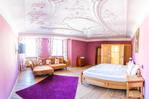 EllingenGasthof Römischer Kaiser的一间卧室设有一张大床和天花板