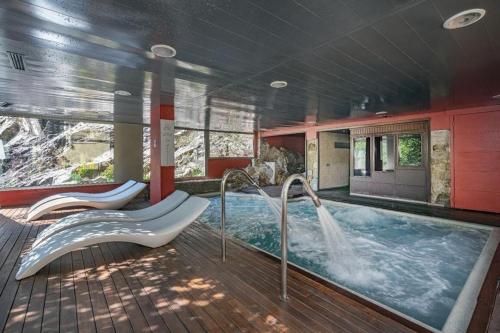马斯萨内特-德卡夫雷尼斯中心Spa酒店 - 仅限成人入住的一个带热水浴缸的大型游泳池