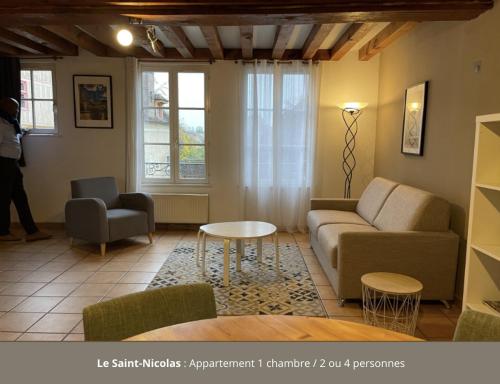 欧塞尔Appartement le Saint-Nicolas Auxerre Les Quais的客厅配有沙发和桌子