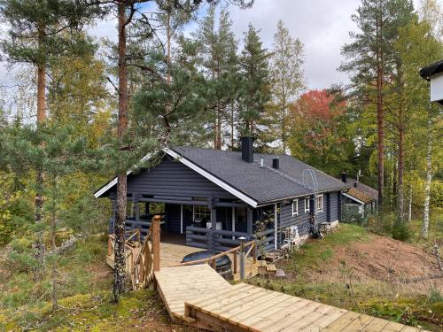 鲁奥科拉赫蒂Matikkala Cottages的树林中的房屋,设有木甲板