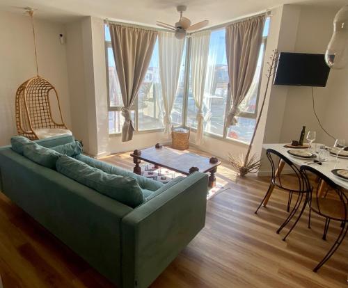 科蒂略Casa Tela Marinera的客厅配有绿色沙发和桌子