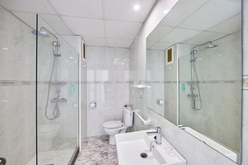 坎帕斯蒂利亚伊卢逊卡尔马Spa酒店的带淋浴、盥洗盆和卫生间的浴室