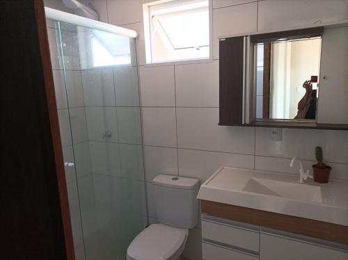 LaranjalAP Beira mar的一间带卫生间、水槽和镜子的浴室