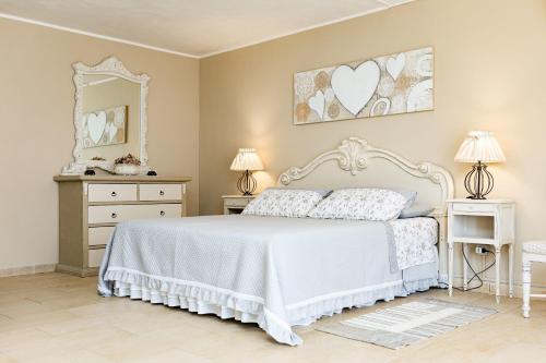 帕拉比塔Villa delle Ulie By Vivimy的卧室配有白色的床和镜子