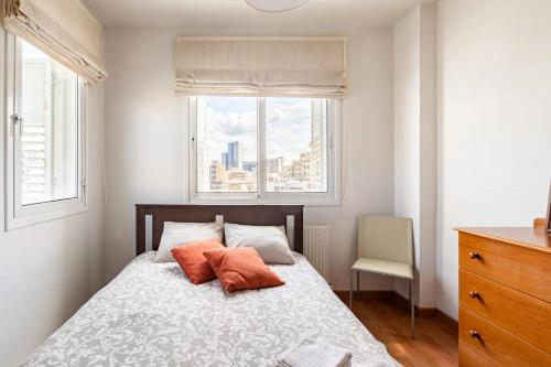 尼科西亚Warm Residence in the heart of the City Center - Balcony & view的一间卧室配有带两个枕头的床和窗户