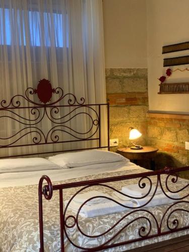 科尔托纳阿格利萨洛托酒店的一间卧室配有一张带窗户的金属床