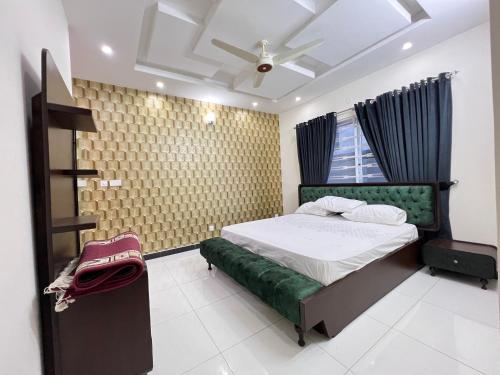 伊斯兰堡Luxury Villa in Islamabad Margala Hills Views的一间卧室设有一张床和一个窗口
