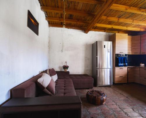 LovechВила "Намасте" с панорамна гледка и камина на дърва的带沙发和冰箱的客厅