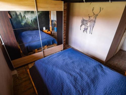 LovechВила "Намасте" с панорамна гледка и камина на дърва的一间房间,配有一张床和一幅鹿的照片