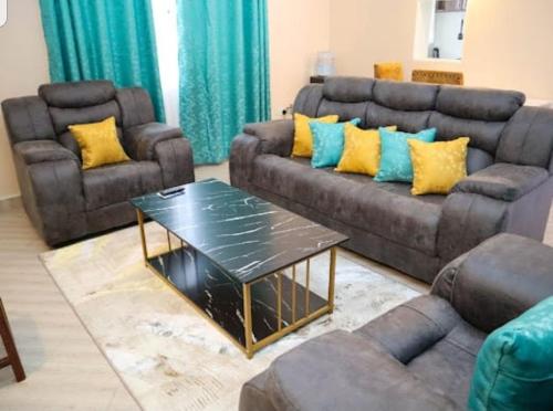 内罗毕bluesky的客厅配有两张沙发和一张咖啡桌