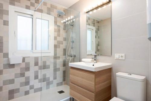 科尼尔-德拉弗龙特拉Apartamento Suite Arco Solo Parejas的一间带水槽、卫生间和镜子的浴室