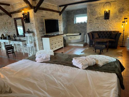 索非亚Villa Boyana City & Relax的一间卧室配有一张大床和毛巾