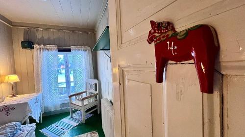 SörsjönNorrsjön的墙上挂着衬衫的带门的房间