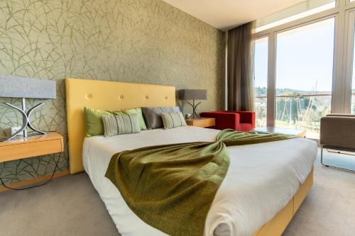 奥莱罗斯圣玛格丽达酒店 的一间卧室配有一张带黄色床头板的大床