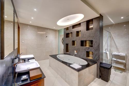 马斯喀特马斯喀特OCEC皇冠假日酒店的一间带水槽和淋浴的浴室