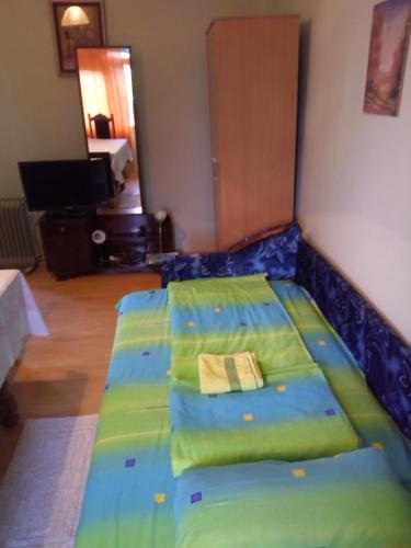 巴尼亚科维利亚查Soba Macva的一间卧室配有一张带蓝色床罩的床