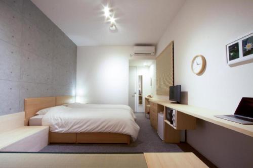 京都Sweet Stay Kyoto - Vacation STAY 13383v的一间卧室配有一张床和一张带笔记本电脑的书桌