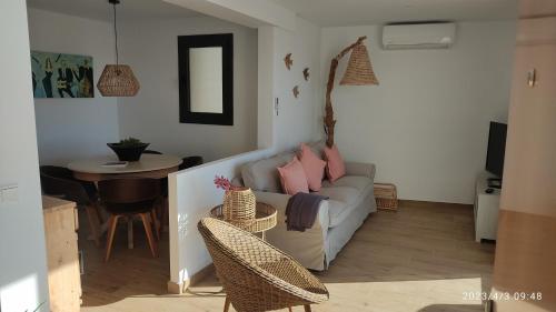 布拉内斯Hostal Sa Malica的客厅配有沙发和桌子