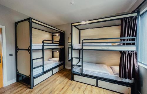 戈尔韦Snoozles Galway City Centre的一间房间,设有三张双层床