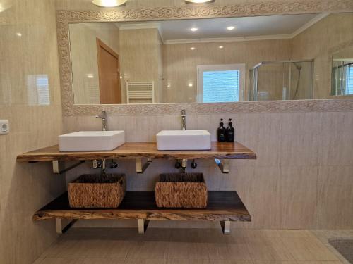 Sant Francesc de s'EstanyVilla Domino Ibiza的浴室设有2个水槽和镜子