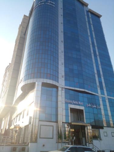 Al Masfalahفندق مشرق كدي的太阳照耀着的一座高楼