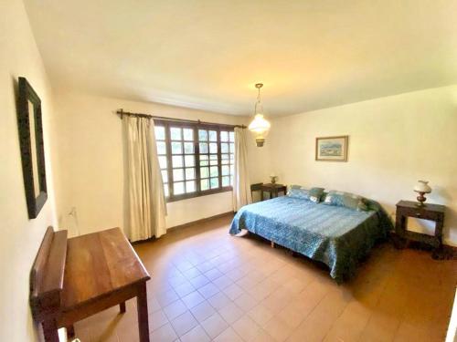 圣萨尔瓦多德朱Espectacular Casona en San Pablo的一间卧室设有一张床和一个大窗户