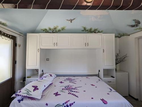 Certeju de SusTheea's tiny house的一间卧室配有一张带白色床头板的床