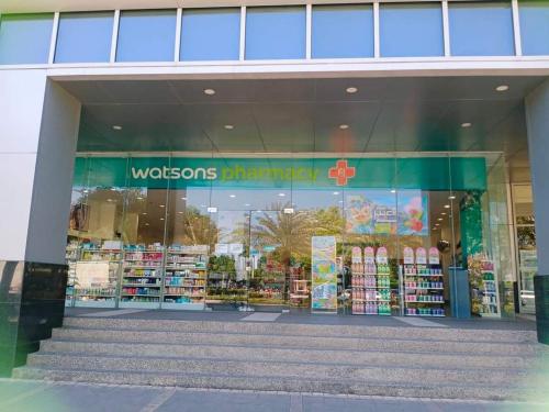 麦克坦Mactan Newtown Beach Condo的羊毛商店前的商店