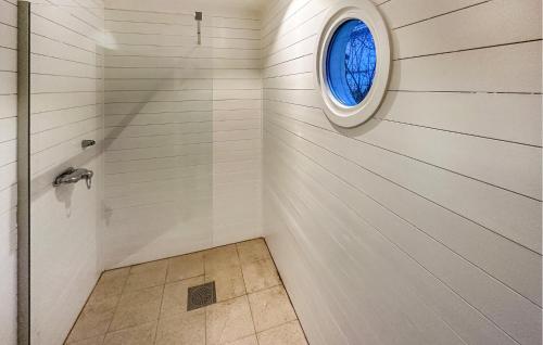 GlemmingeCozy Home In Nybrostrand With Sauna的带淋浴的浴室和窗户