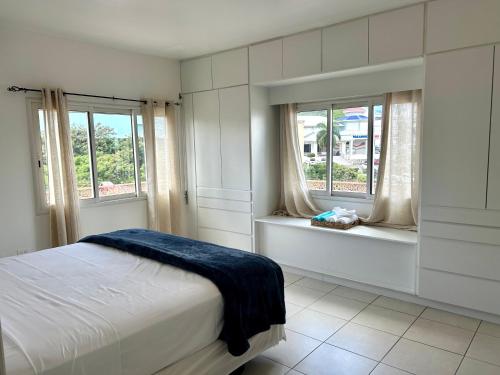 KoolbaaiLuxury Simpson bay condo的一间卧室设有一张床和两个窗户。