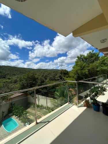 伦索伊斯Estadia Wolf Lencois的房屋的阳台享有风景。
