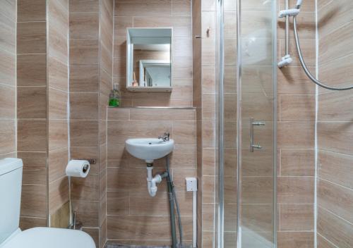 伦敦Private Studio Unit in Chapel Market London的浴室配有卫生间、盥洗盆和淋浴。